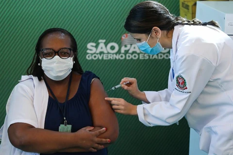 Brazil cấp phép cho 2 vắcxin COVID-19 để bắt đầu chiến dịch tiêm chủng