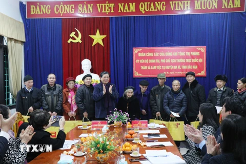 Đoàn công tác của Phó Chủ tịch Quốc hội Tòng Thị Phóng thăm huyện Na Rì, tỉnh Bắc Kạn. (Ảnh: Vũ Hoàng Giang/TTXVN)