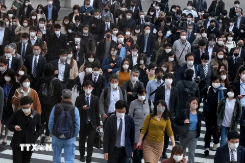 Người dân tại thủ đô Tokyo của Nhật Bản. (Ảnh: AFP/TTXVN)