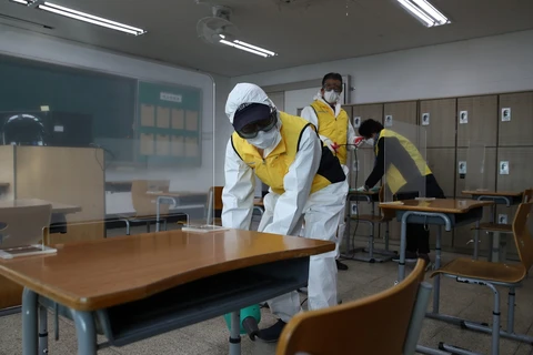 Khử trùng trong một lớp học tại thủ đô Seoul. (Ảnh: RTE)