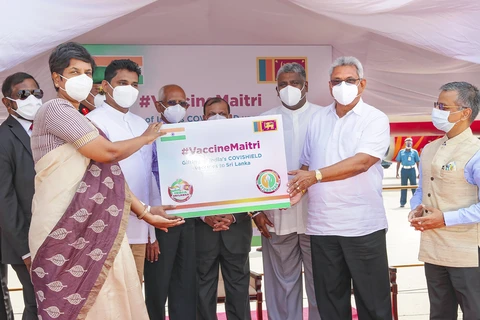 Tổng thống Sri Lanka tiếp nhận vắcxin từ Ấn Độ. (Ảnh: AP)