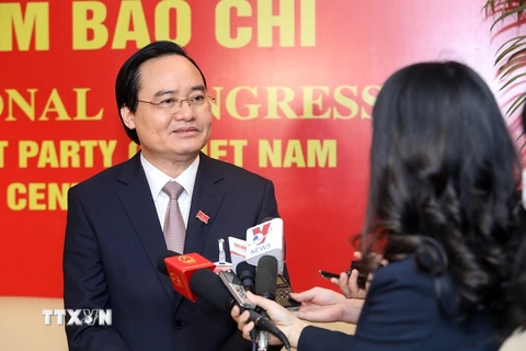 Bộ trưởng Phùng Xuân Nhạ trả lời phỏng vấn bên lề Đại hội XIII. (Ảnh: TTXVN)