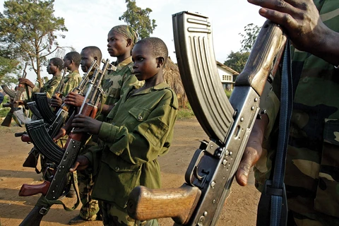 Trẻ em bị tuyển mộ vào nhiều nhóm vũ trang ở châu Phi. (Ảnh: Reuters)