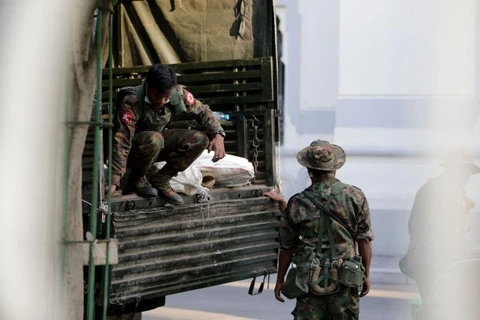 Quân đội Myanmar bên ngoài tòa thị chính ở Yangon. (Ảnh: EPA/Shutterstock)