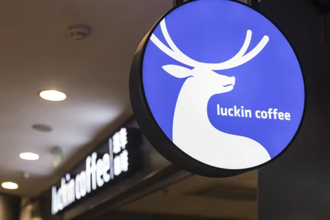 Một cửa hàng của Luckin Coffee. (Ảnh: Bloomberg)