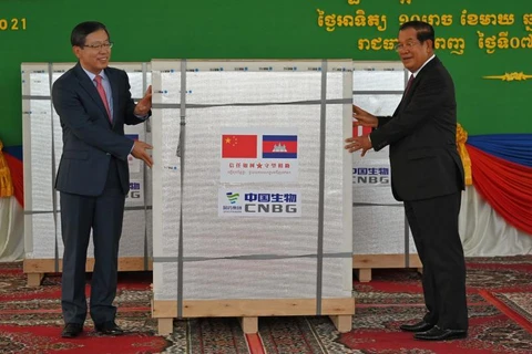 Trung Quốc viện trợ 600.000 liều vắcxin COVID-19 cho Campuchia