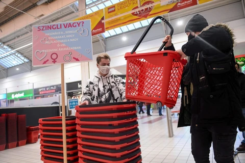 Giỏ mua sắm dành cho những người độc thân tại siêu thị Auchan. (Ảnh: AFP)