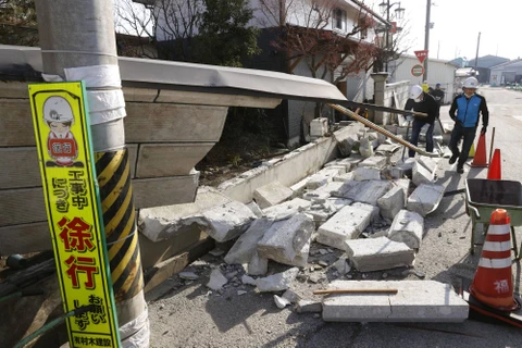 Nhiều cơ sở hạ tầng bị thiệt hại trong trận động đất. (Ảnh: Kyodo)