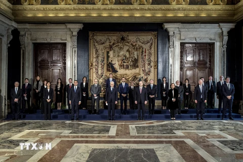 Tân Thủ tướng Italy Mario Draghi cùng các thành viên nội các. (Ảnh: THX/TTXVN)