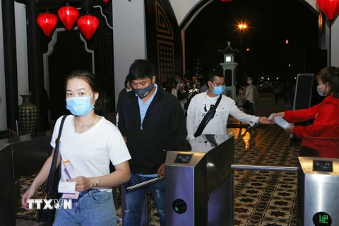 Sát khuẩn cho người dân tại nơi công cộng ở Đà Nẵng. (Ảnh: Trần Lê Lâm/TTXVN)