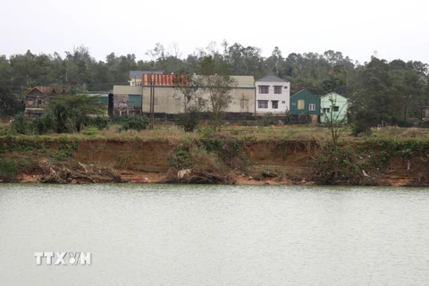 Bờ sông Hiếu đoạn qua huyện Cam Lộ bị sạt lở do lũ lụt. (Ảnh: Nguyên Lý/TTXVN)