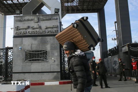 Người dân Palestine tại cửa khẩu Rafah ở phía Nam Dải Gaza. (Ảnh: AFP/TTXVN)