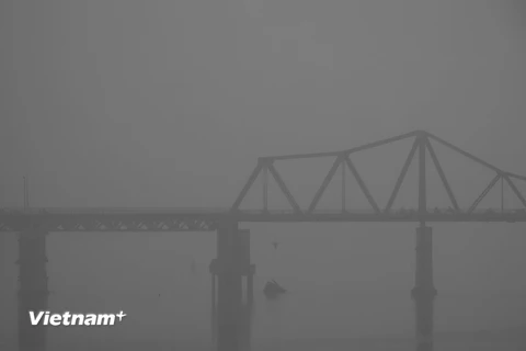 Thủ đô Hà Nội chìm trong sương mù. (Ảnh: Minh Sơn/Vietnam+)