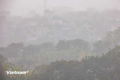 Thủ đô Hà Nội chìm trong sương mù cách đây vài ngày. (Ảnh: Minh Sơn/Vietnam+)