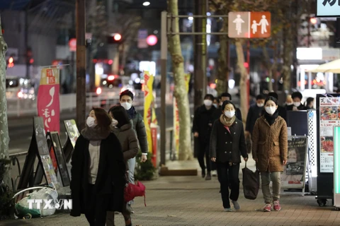 Người dân đeo khẩu trang phòng dịch COVID-19 tại Tokyo. (Ảnh: THX/TTXVN)