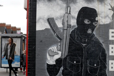 Tranh ảnh về các tay súng vũ trang bán quân sự tại Belfast. (Ảnh: Reuters)