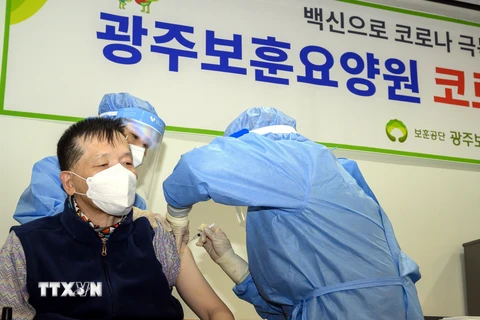 Nhân viên y tế tiêm vắcxin phòng COVID-19 cho người dân tại Gwangju. (Ảnh: THX/TTXVN)
