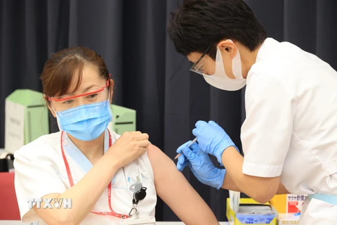 Nhân viên y tế được tiêm vaccine tại Nhật Bản. (Ảnh: AFP/TTXVN)