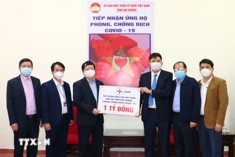 Tập đoàn Điện lực Việt Nam (EVN) ủng hộ 1 tỷ đồng giúp Hải Dương phòng chống dịch. (Ảnh: TTXVN phát)