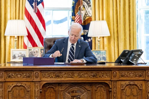 Tổng thống Joe Biden ký phê chuẩn dự luật. (Ảnh: Dallas News)