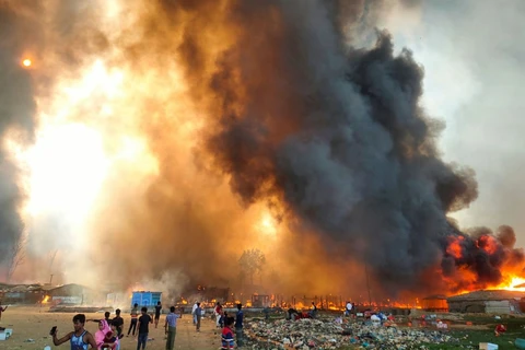 Cháy lớn tại khu trại tị nạn của người Rohingya. (Ảnh: The Guardian)