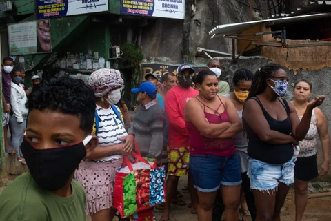 Brazil: Người dân Rio xếp hàng dài chờ nhận bữa ăn miễn phí