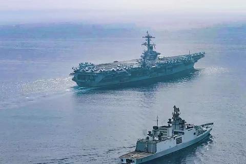 Tàu INS Shivalik và tàu sân bay USS Theodore Roosevelt. (Ảnh: PTI)