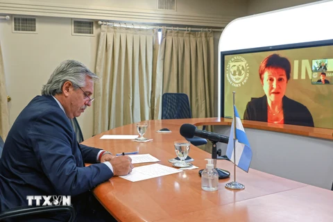 Tổng thống Argentina Alberto Fernandez điện đàm với Tổng Giám đốc IMF Kristalina Georgieva hồi tháng 1/2021. (Ảnh: AFP/TTXVN) 
