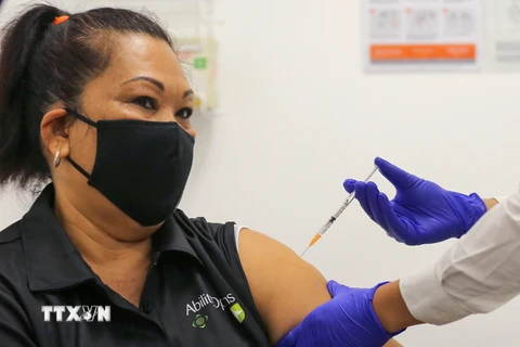 Tiêm vaccine cho người dân tại Sydney. (Ảnh: AFP/TTXVN)
