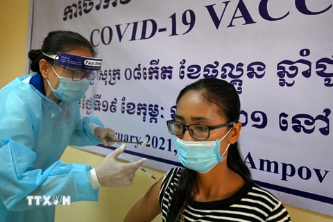 Nhân viên y tế tiêm vaccine ngừa COVID-19 cho người dân tại Phnom Penh, Campuchia. (Ảnh: AFP/ TTXVN)