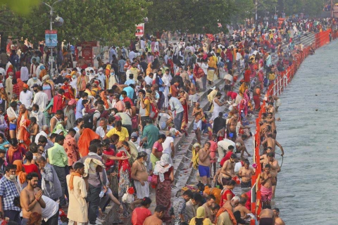 Người dân Ấn Độ chen chúc đi tắm sông bất chấp dịch bệnh