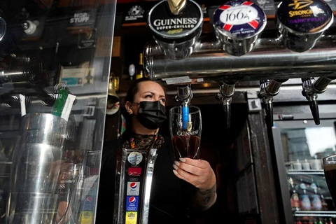 Các quán bia tại London bắt đầu được phục vụ khách ở ngoài trời. (Ảnh: CNN)