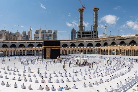 Tín đồ Hồi giáo đi lễ trong mùa dịch bệnh. (Ảnh: SPA/Reuters)