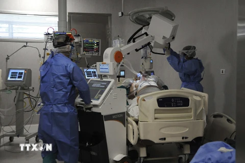 Bệnh nhân COVID-19 tại Mendoza, Argentina. (Ảnh: AFP/TTXVN)