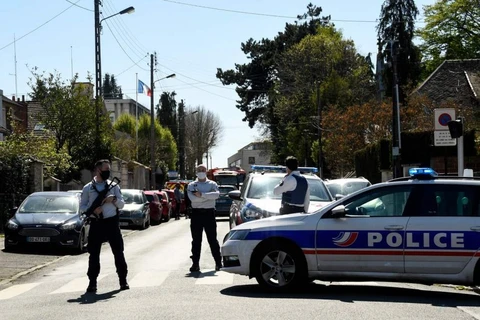 Cảnh sát có mặt tại hiện trường vụ tấn công ở Rambouillet. (Ảnh: AFP)