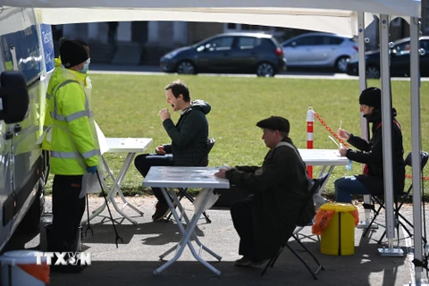 Điểm xét nghiệm COVID-19 cho người dân tại London. (Ảnh: AFP/TTXVN)