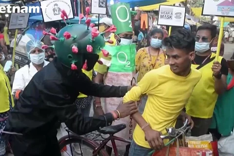 Chàng trai Ấn Độ hóa trang thành virus nhắc người dân đeo khẩu trang