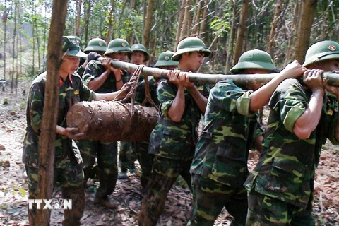 Lực lượng công binh thực hiện rà phá bom mìn tại Quảng Ninh. (Ảnh: Văn Đức/TTXVN)