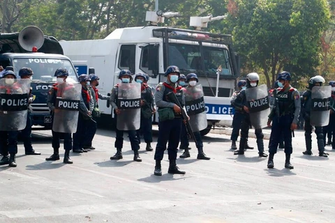 Cảnh sát chống bạo động tại thành phố Yangon của Myanmar. (Ảnh: AP)