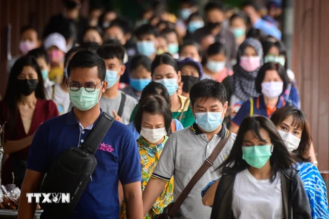 Người dân đeo khẩu trang phòng dịch COVID-19 tại Bangkok. (Ảnh: AFP/ TTXVN)