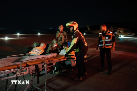 Lực lượng cứu hộ chuyển nạn nhân bị thương trong thảm kịch giẫm đạp tại núi Meron. (Ảnh: THX/TTXVN)