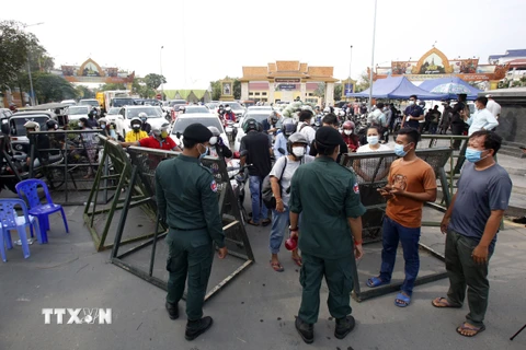 Cảnh sát phong tỏa một tuyến phố tại Phnom Penh để phòng dịch. (Ảnh: THX/TTXVN)