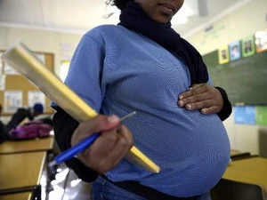 Một học sinh mang thai đang theo học tại Trường học thuộc Bệnh viện Pretoria, Nam Phi, nơi chuyên giảng dạy cho các bà mẹ ở độ tuổi vị thành niên. (Nguồn: AFP)