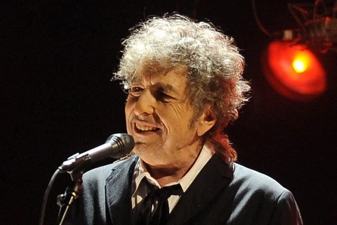 Bán đấu giá cây đàn guitar điện "tai tiếng" của Bob Dylan