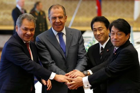 Các bộ trưởng ngoại giao và quốc phòng Nhật Bản-Nga chụp ảnh trước cuộc họp 2+2. (Nguồn: AP) 
