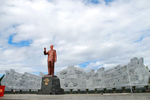 Tượng đài Bác Hồ với các dân tộc Tây Nguyên. (Nguồn: baogialai.com.vn)