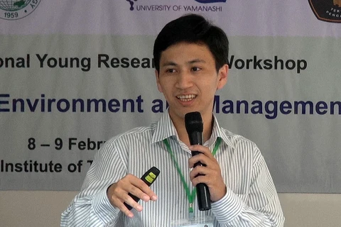 Tiến sĩ Đào Nguyên Khôi trình bày đề tài nghiên cứu của mình tại hội thảo./. (Ảnh: Hà Linh/Vietnam+)