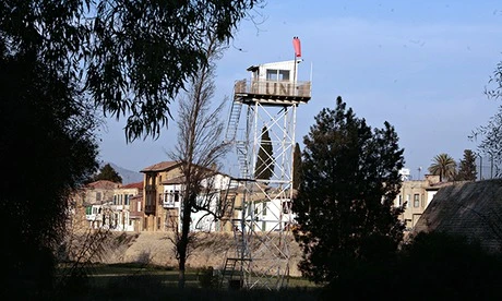 Một trạm gác của LHQ tại "vùng xanh", vùng đệm giữa khu vực do người Thổ Nhĩ Kỳ kiểm soát và người Hy Lạp kiểm soát ở Nicosia. (Ảnh: theguardian.com)
