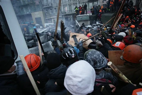 Người biểu tình Ukraine xông vào trụ sở đảng cầm quyền