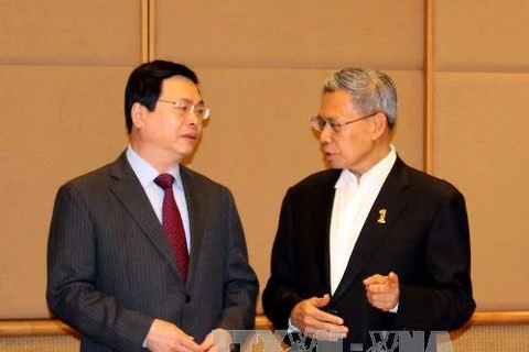Bộ trưởng Bộ Công Thương Vũ Huy Hoàng (trái) (Ảnh: Lê Hải - PV TTXVN tại Siangpore)